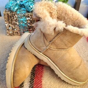 Cozy Tan Shearling Women's Boots